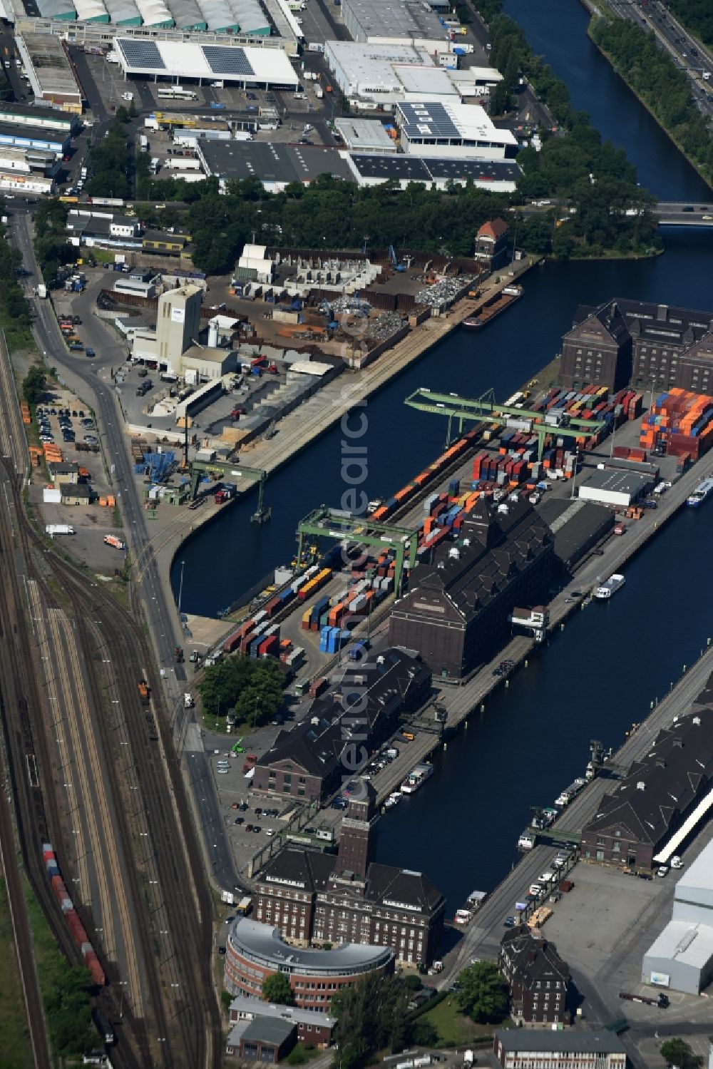 Aerial photograph Berlin - The Berlin Westhafen is a river port in the district Moabit of the district center. It is divided into two parallel scale docks. About Westhafenkanal and Berlin-Spandau Ship Canal it is connected to the Spree and Havel and above integrated into the trans-regional waterway network. The Western Harbour is a significant handling and storage space for the inland waterways