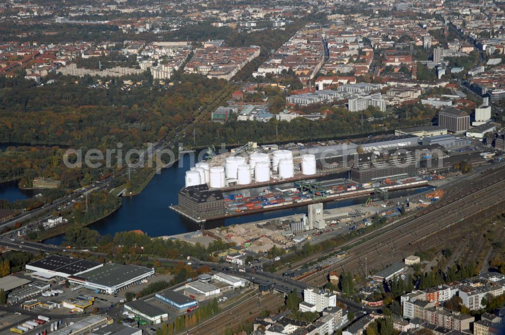 Berlin from the bird's eye view: Der Berliner Westhafen ist ein Binnenhafen im Ortsteil Moabit des Bezirks Mitte. Der Westhafen ist mit einer Fläche von 430.000 m² der größte Hafen der Stadt und ein bedeutender Umschlag- und Lagerplatz für die Binnenschifffahrt. Die Berliner Hafen-und Lagerhausgesellschaft mbH, kurz BEHALA genannt, betreibt in Berlin mehrere Binnenhäfen mit den dazugehörigen Lagerhäusern, dem Güterumschlag, einer Bauschuttentsorgung, den Hafenbahnen, und die Vermietung von Immobilien auf den Hafengeländen. Sie ist ein Eigenbetrieb der Stadt Berlin. Weitere Informationen unter