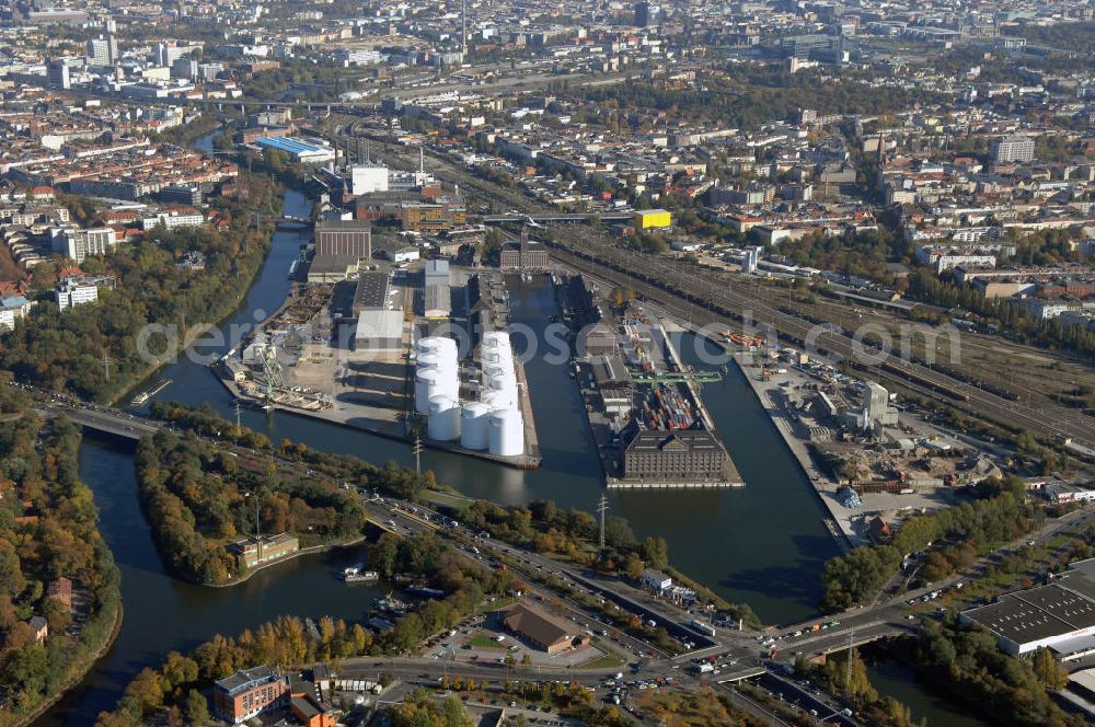 Berlin from above - Der Berliner Westhafen ist ein Binnenhafen im Ortsteil Moabit des Bezirks Mitte. Der Westhafen ist mit einer Fläche von 430.000 m² der größte Hafen der Stadt und ein bedeutender Umschlag- und Lagerplatz für die Binnenschifffahrt. Die Berliner Hafen-und Lagerhausgesellschaft mbH, kurz BEHALA genannt, betreibt in Berlin mehrere Binnenhäfen mit den dazugehörigen Lagerhäusern, dem Güterumschlag, einer Bauschuttentsorgung, den Hafenbahnen, und die Vermietung von Immobilien auf den Hafengeländen. Sie ist ein Eigenbetrieb der Stadt Berlin. Weitere Informationen unter