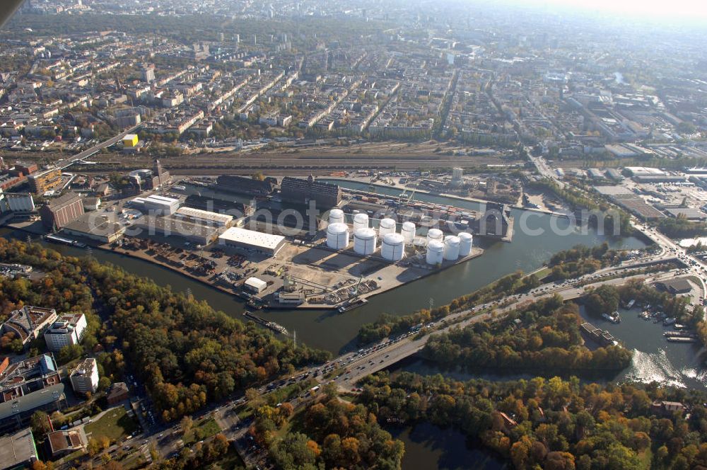 Berlin from above - Der Berliner Westhafen ist ein Binnenhafen im Ortsteil Moabit des Bezirks Mitte. Der Westhafen ist mit einer Fläche von 430.000 m² der größte Hafen der Stadt und ein bedeutender Umschlag- und Lagerplatz für die Binnenschifffahrt. Die Berliner Hafen-und Lagerhausgesellschaft mbH, kurz BEHALA genannt, betreibt in Berlin mehrere Binnenhäfen mit den dazugehörigen Lagerhäusern, dem Güterumschlag, einer Bauschuttentsorgung, den Hafenbahnen, und die Vermietung von Immobilien auf den Hafengeländen. Sie ist ein Eigenbetrieb der Stadt Berlin. Weitere Informationen unter