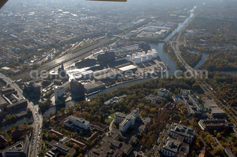 Aerial image Berlin - Der Berliner Westhafen ist ein Binnenhafen im Ortsteil Moabit des Bezirks Mitte. Der Westhafen ist mit einer Fläche von 430.000 m² der größte Hafen der Stadt und ein bedeutender Umschlag- und Lagerplatz für die Binnenschifffahrt. Die Berliner Hafen-und Lagerhausgesellschaft mbH, kurz BEHALA genannt, betreibt in Berlin mehrere Binnenhäfen mit den dazugehörigen Lagerhäusern, dem Güterumschlag, einer Bauschuttentsorgung, den Hafenbahnen, und die Vermietung von Immobilien auf den Hafengeländen. Sie ist ein Eigenbetrieb der Stadt Berlin. Weitere Informationen unter