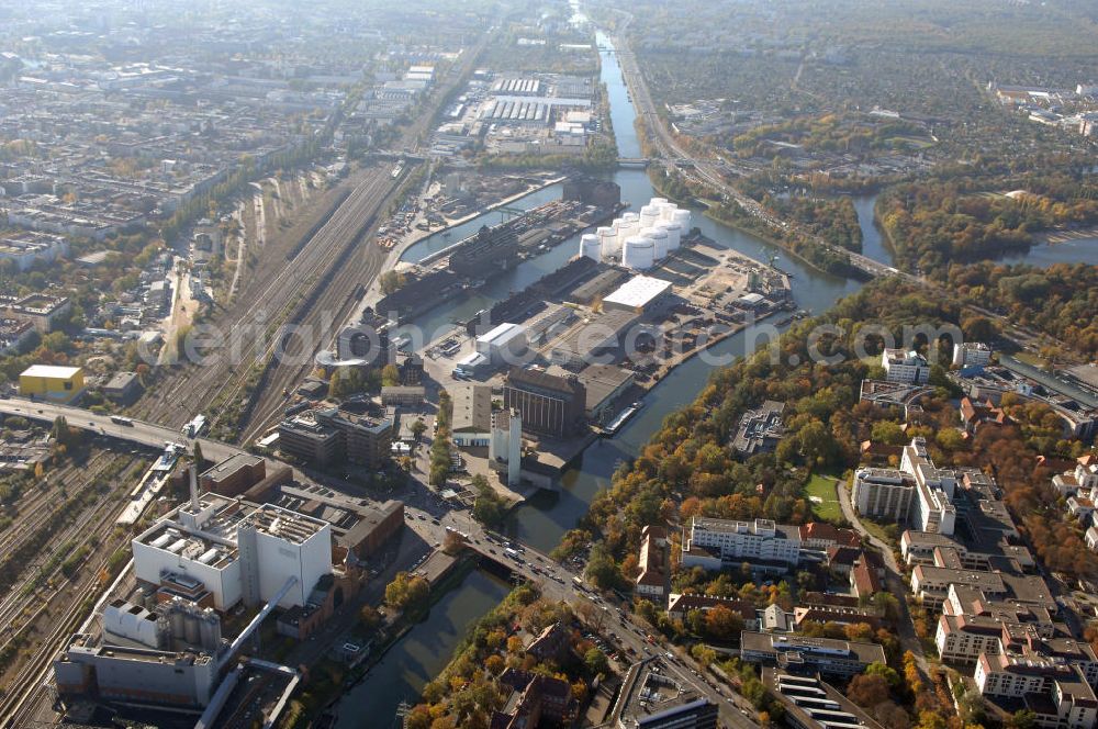 Berlin from above - Der Berliner Westhafen ist ein Binnenhafen im Ortsteil Moabit des Bezirks Mitte. Der Westhafen ist mit einer Fläche von 430.000 m² der größte Hafen der Stadt und ein bedeutender Umschlag- und Lagerplatz für die Binnenschifffahrt. Die Berliner Hafen-und Lagerhausgesellschaft mbH, kurz BEHALA genannt, betreibt in Berlin mehrere Binnenhäfen mit den dazugehörigen Lagerhäusern, dem Güterumschlag, einer Bauschuttentsorgung, den Hafenbahnen, und die Vermietung von Immobilien auf den Hafengeländen. Sie ist ein Eigenbetrieb der Stadt Berlin. Weitere Informationen unter