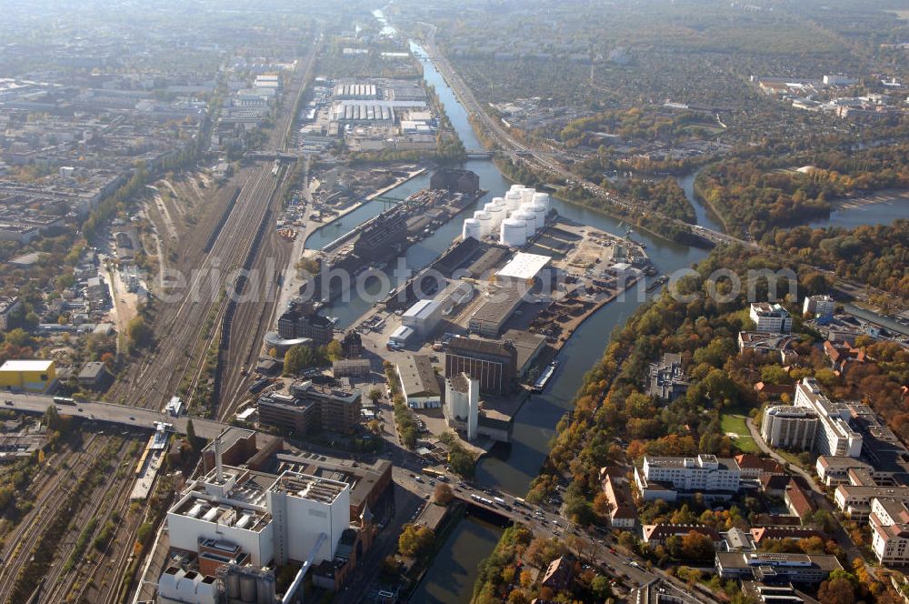 Berlin from the bird's eye view: Der Berliner Westhafen ist ein Binnenhafen im Ortsteil Moabit des Bezirks Mitte. Der Westhafen ist mit einer Fläche von 430.000 m² der größte Hafen der Stadt und ein bedeutender Umschlag- und Lagerplatz für die Binnenschifffahrt. Die Berliner Hafen-und Lagerhausgesellschaft mbH, kurz BEHALA genannt, betreibt in Berlin mehrere Binnenhäfen mit den dazugehörigen Lagerhäusern, dem Güterumschlag, einer Bauschuttentsorgung, den Hafenbahnen, und die Vermietung von Immobilien auf den Hafengeländen. Sie ist ein Eigenbetrieb der Stadt Berlin. Weitere Informationen unter