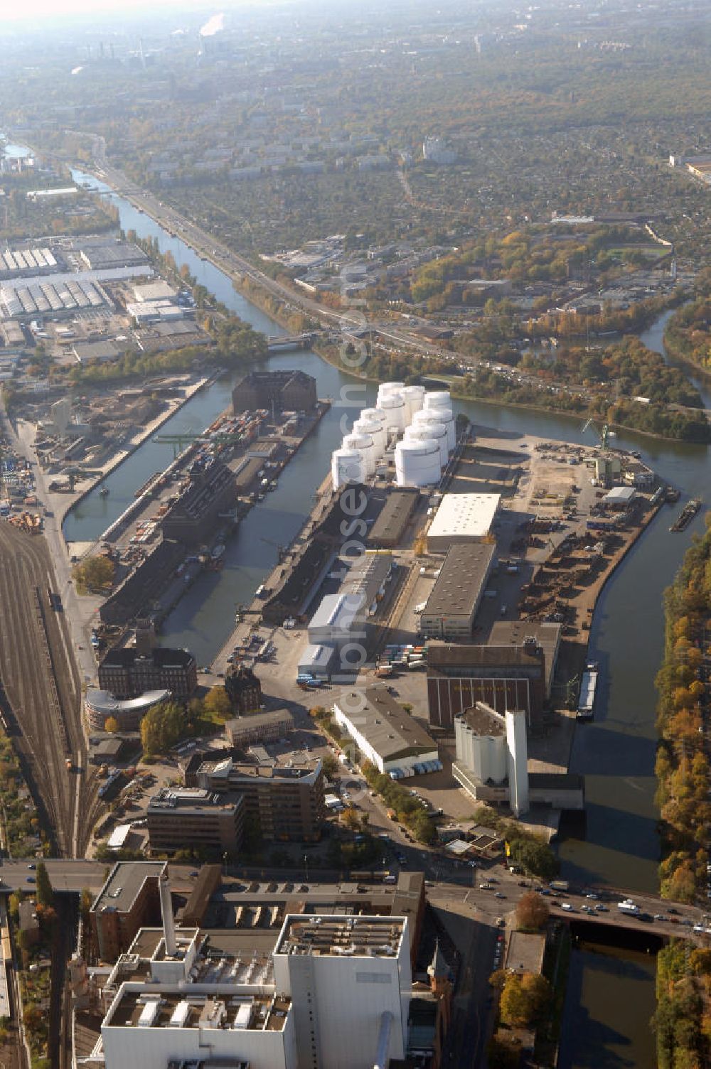 Aerial image Berlin - Der Berliner Westhafen ist ein Binnenhafen im Ortsteil Moabit des Bezirks Mitte. Der Westhafen ist mit einer Fläche von 430.000 m² der größte Hafen der Stadt und ein bedeutender Umschlag- und Lagerplatz für die Binnenschifffahrt. Die Berliner Hafen-und Lagerhausgesellschaft mbH, kurz BEHALA genannt, betreibt in Berlin mehrere Binnenhäfen mit den dazugehörigen Lagerhäusern, dem Güterumschlag, einer Bauschuttentsorgung, den Hafenbahnen, und die Vermietung von Immobilien auf den Hafengeländen. Sie ist ein Eigenbetrieb der Stadt Berlin. Weitere Informationen unter