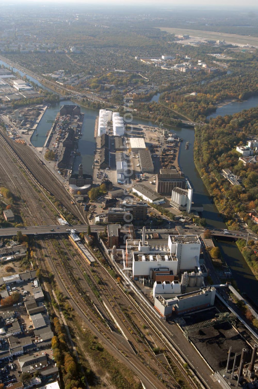 Aerial photograph Berlin - Der Berliner Westhafen ist ein Binnenhafen im Ortsteil Moabit des Bezirks Mitte. Der Westhafen ist mit einer Fläche von 430.000 m² der größte Hafen der Stadt und ein bedeutender Umschlag- und Lagerplatz für die Binnenschifffahrt. Die Berliner Hafen-und Lagerhausgesellschaft mbH, kurz BEHALA genannt, betreibt in Berlin mehrere Binnenhäfen mit den dazugehörigen Lagerhäusern, dem Güterumschlag, einer Bauschuttentsorgung, den Hafenbahnen, und die Vermietung von Immobilien auf den Hafengeländen. Sie ist ein Eigenbetrieb der Stadt Berlin. Weitere Informationen unter