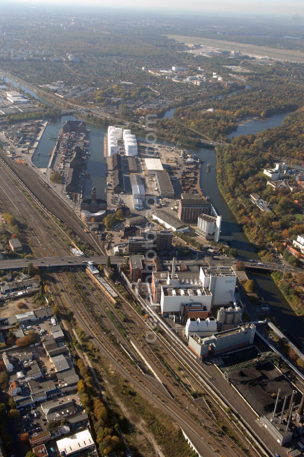 Berlin from above - Der Berliner Westhafen ist ein Binnenhafen im Ortsteil Moabit des Bezirks Mitte. Der Westhafen ist mit einer Fläche von 430.000 m² der größte Hafen der Stadt und ein bedeutender Umschlag- und Lagerplatz für die Binnenschifffahrt. Die Berliner Hafen-und Lagerhausgesellschaft mbH, kurz BEHALA genannt, betreibt in Berlin mehrere Binnenhäfen mit den dazugehörigen Lagerhäusern, dem Güterumschlag, einer Bauschuttentsorgung, den Hafenbahnen, und die Vermietung von Immobilien auf den Hafengeländen. Sie ist ein Eigenbetrieb der Stadt Berlin. Weitere Informationen unter