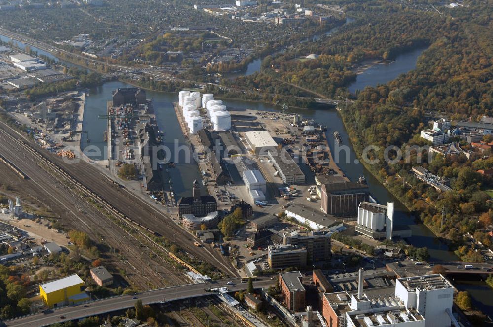 Berlin from the bird's eye view: Der Berliner Westhafen ist ein Binnenhafen im Ortsteil Moabit des Bezirks Mitte. Der Westhafen ist mit einer Fläche von 430.000 m² der größte Hafen der Stadt und ein bedeutender Umschlag- und Lagerplatz für die Binnenschifffahrt. Die Berliner Hafen-und Lagerhausgesellschaft mbH, kurz BEHALA genannt, betreibt in Berlin mehrere Binnenhäfen mit den dazugehörigen Lagerhäusern, dem Güterumschlag, einer Bauschuttentsorgung, den Hafenbahnen, und die Vermietung von Immobilien auf den Hafengeländen. Sie ist ein Eigenbetrieb der Stadt Berlin. Weitere Informationen unter