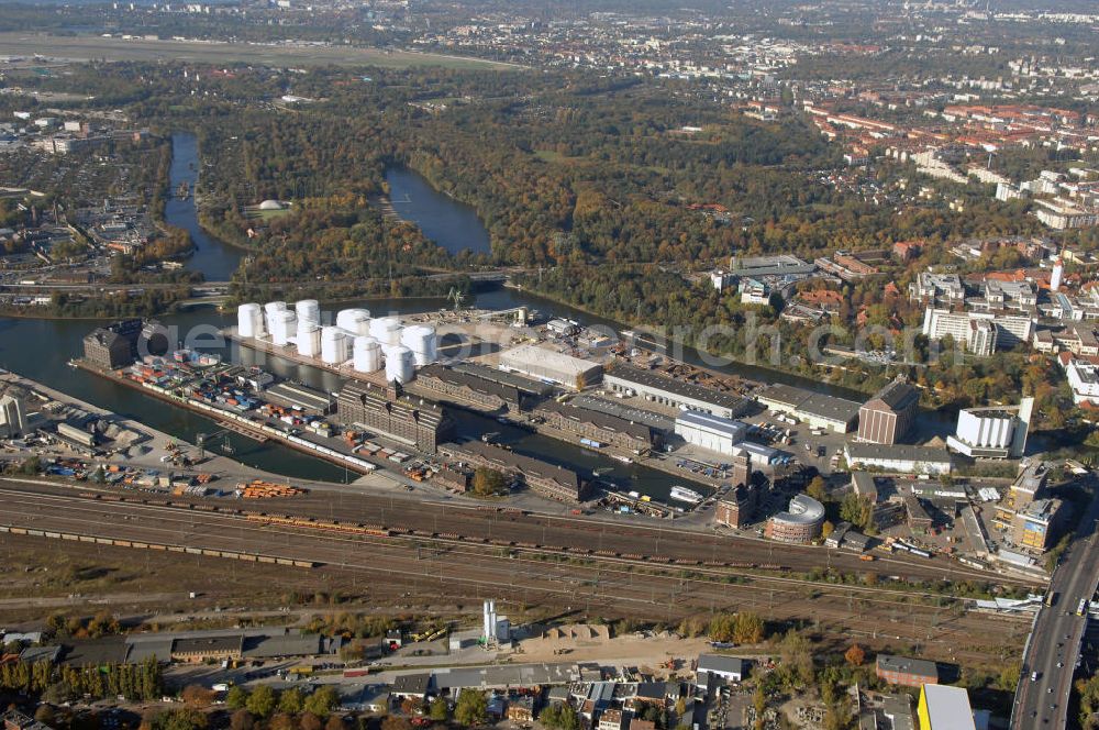 Berlin from above - Der Berliner Westhafen ist ein Binnenhafen im Ortsteil Moabit des Bezirks Mitte. Der Westhafen ist mit einer Fläche von 430.000 m² der größte Hafen der Stadt und ein bedeutender Umschlag- und Lagerplatz für die Binnenschifffahrt. Die Berliner Hafen-und Lagerhausgesellschaft mbH, kurz BEHALA genannt, betreibt in Berlin mehrere Binnenhäfen mit den dazugehörigen Lagerhäusern, dem Güterumschlag, einer Bauschuttentsorgung, den Hafenbahnen, und die Vermietung von Immobilien auf den Hafengeländen. Sie ist ein Eigenbetrieb der Stadt Berlin. Weitere Informationen unter