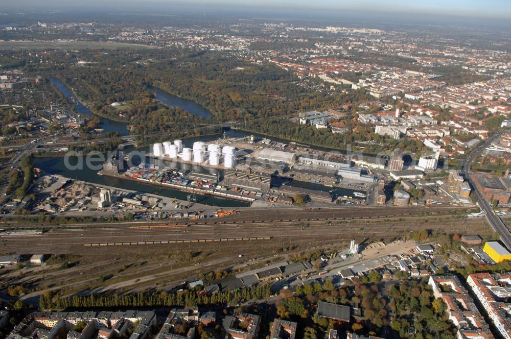 Berlin from the bird's eye view: Der Berliner Westhafen ist ein Binnenhafen im Ortsteil Moabit des Bezirks Mitte. Der Westhafen ist mit einer Fläche von 430.000 m² der größte Hafen der Stadt und ein bedeutender Umschlag- und Lagerplatz für die Binnenschifffahrt. Die Berliner Hafen-und Lagerhausgesellschaft mbH, kurz BEHALA genannt, betreibt in Berlin mehrere Binnenhäfen mit den dazugehörigen Lagerhäusern, dem Güterumschlag, einer Bauschuttentsorgung, den Hafenbahnen, und die Vermietung von Immobilien auf den Hafengeländen. Sie ist ein Eigenbetrieb der Stadt Berlin. Weitere Informationen unter