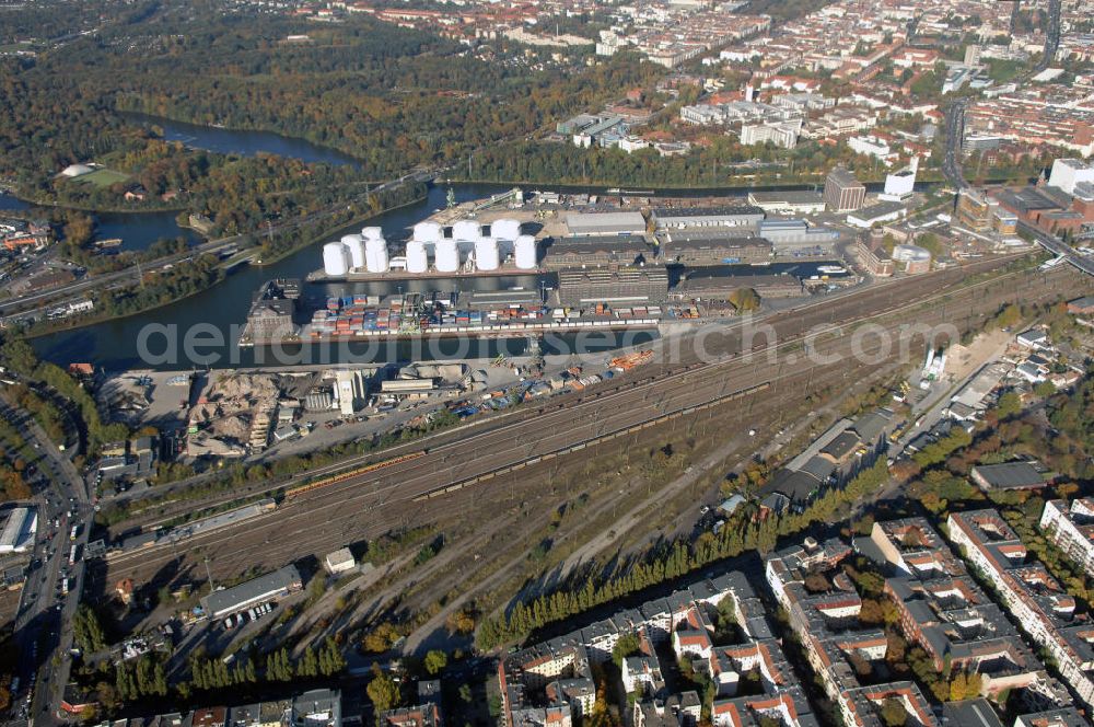 Aerial photograph Berlin - Der Berliner Westhafen ist ein Binnenhafen im Ortsteil Moabit des Bezirks Mitte. Der Westhafen ist mit einer Fläche von 430.000 m² der größte Hafen der Stadt und ein bedeutender Umschlag- und Lagerplatz für die Binnenschifffahrt. Die Berliner Hafen-und Lagerhausgesellschaft mbH, kurz BEHALA genannt, betreibt in Berlin mehrere Binnenhäfen mit den dazugehörigen Lagerhäusern, dem Güterumschlag, einer Bauschuttentsorgung, den Hafenbahnen, und die Vermietung von Immobilien auf den Hafengeländen. Sie ist ein Eigenbetrieb der Stadt Berlin. Weitere Informationen unter