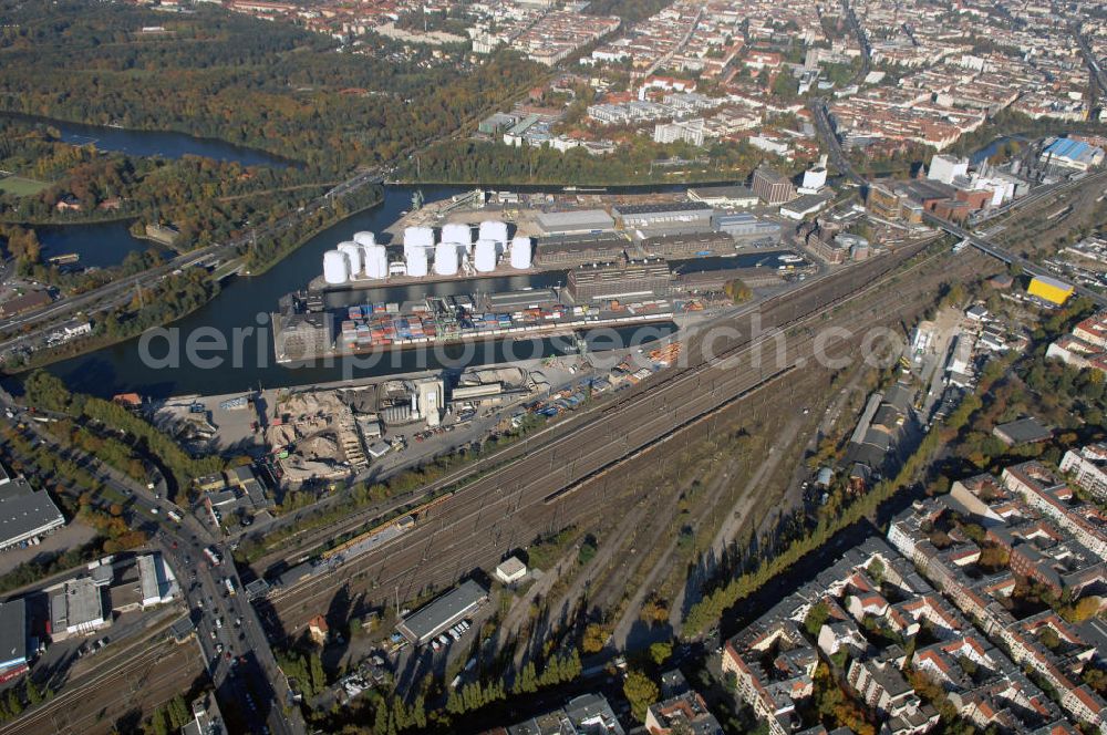 Berlin from above - Der Berliner Westhafen ist ein Binnenhafen im Ortsteil Moabit des Bezirks Mitte. Der Westhafen ist mit einer Fläche von 430.000 m² der größte Hafen der Stadt und ein bedeutender Umschlag- und Lagerplatz für die Binnenschifffahrt. Die Berliner Hafen-und Lagerhausgesellschaft mbH, kurz BEHALA genannt, betreibt in Berlin mehrere Binnenhäfen mit den dazugehörigen Lagerhäusern, dem Güterumschlag, einer Bauschuttentsorgung, den Hafenbahnen, und die Vermietung von Immobilien auf den Hafengeländen. Sie ist ein Eigenbetrieb der Stadt Berlin. Weitere Informationen unter