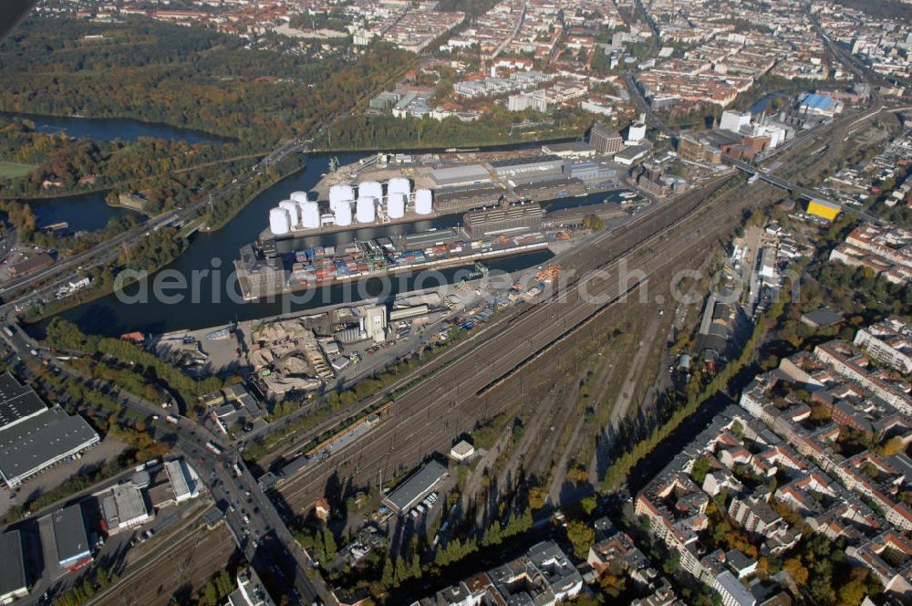 Berlin from the bird's eye view: Der Berliner Westhafen ist ein Binnenhafen im Ortsteil Moabit des Bezirks Mitte. Der Westhafen ist mit einer Fläche von 430.000 m² der größte Hafen der Stadt und ein bedeutender Umschlag- und Lagerplatz für die Binnenschifffahrt. Die Berliner Hafen-und Lagerhausgesellschaft mbH, kurz BEHALA genannt, betreibt in Berlin mehrere Binnenhäfen mit den dazugehörigen Lagerhäusern, dem Güterumschlag, einer Bauschuttentsorgung, den Hafenbahnen, und die Vermietung von Immobilien auf den Hafengeländen. Sie ist ein Eigenbetrieb der Stadt Berlin. Weitere Informationen unter