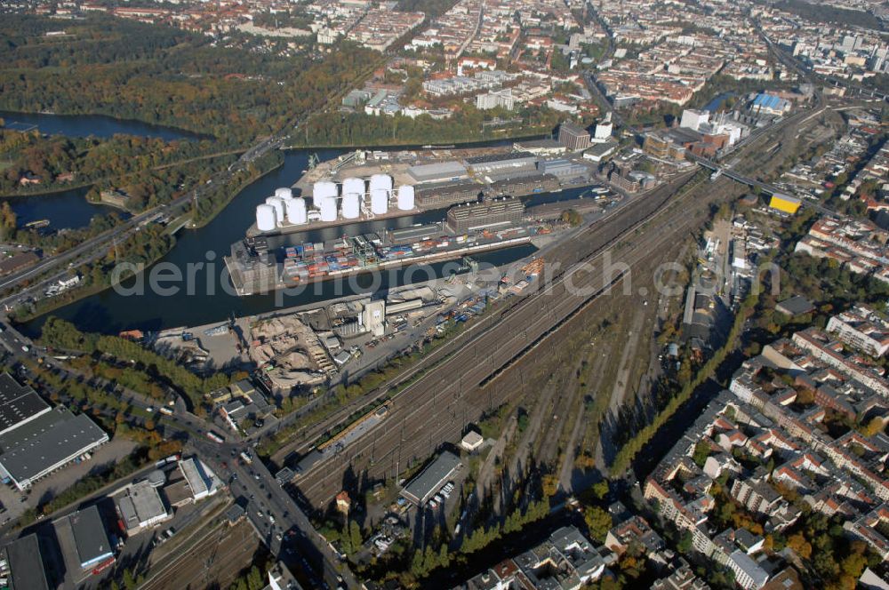 Aerial image Berlin - Der Berliner Westhafen ist ein Binnenhafen im Ortsteil Moabit des Bezirks Mitte. Der Westhafen ist mit einer Fläche von 430.000 m² der größte Hafen der Stadt und ein bedeutender Umschlag- und Lagerplatz für die Binnenschifffahrt. Die Berliner Hafen-und Lagerhausgesellschaft mbH, kurz BEHALA genannt, betreibt in Berlin mehrere Binnenhäfen mit den dazugehörigen Lagerhäusern, dem Güterumschlag, einer Bauschuttentsorgung, den Hafenbahnen, und die Vermietung von Immobilien auf den Hafengeländen. Sie ist ein Eigenbetrieb der Stadt Berlin. Weitere Informationen unter