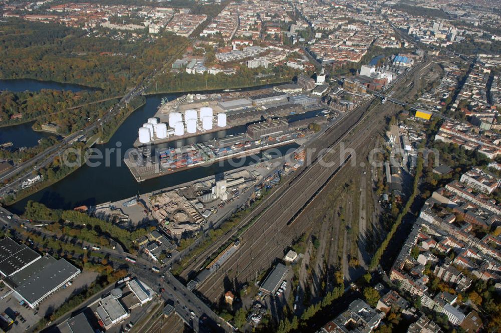 Aerial photograph Berlin - Der Berliner Westhafen ist ein Binnenhafen im Ortsteil Moabit des Bezirks Mitte. Der Westhafen ist mit einer Fläche von 430.000 m² der größte Hafen der Stadt und ein bedeutender Umschlag- und Lagerplatz für die Binnenschifffahrt. Die Berliner Hafen-und Lagerhausgesellschaft mbH, kurz BEHALA genannt, betreibt in Berlin mehrere Binnenhäfen mit den dazugehörigen Lagerhäusern, dem Güterumschlag, einer Bauschuttentsorgung, den Hafenbahnen, und die Vermietung von Immobilien auf den Hafengeländen. Sie ist ein Eigenbetrieb der Stadt Berlin. Weitere Informationen unter