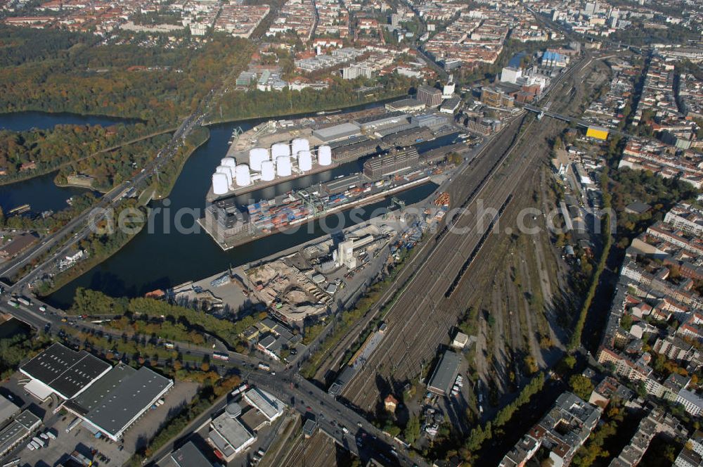 Berlin from above - Der Berliner Westhafen ist ein Binnenhafen im Ortsteil Moabit des Bezirks Mitte. Der Westhafen ist mit einer Fläche von 430.000 m² der größte Hafen der Stadt und ein bedeutender Umschlag- und Lagerplatz für die Binnenschifffahrt. Die Berliner Hafen-und Lagerhausgesellschaft mbH, kurz BEHALA genannt, betreibt in Berlin mehrere Binnenhäfen mit den dazugehörigen Lagerhäusern, dem Güterumschlag, einer Bauschuttentsorgung, den Hafenbahnen, und die Vermietung von Immobilien auf den Hafengeländen. Sie ist ein Eigenbetrieb der Stadt Berlin. Weitere Informationen unter