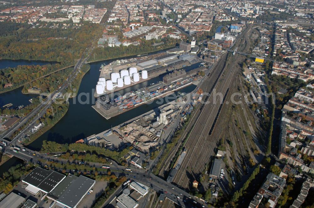 Berlin from the bird's eye view: Der Berliner Westhafen ist ein Binnenhafen im Ortsteil Moabit des Bezirks Mitte. Der Westhafen ist mit einer Fläche von 430.000 m² der größte Hafen der Stadt und ein bedeutender Umschlag- und Lagerplatz für die Binnenschifffahrt. Die Berliner Hafen-und Lagerhausgesellschaft mbH, kurz BEHALA genannt, betreibt in Berlin mehrere Binnenhäfen mit den dazugehörigen Lagerhäusern, dem Güterumschlag, einer Bauschuttentsorgung, den Hafenbahnen, und die Vermietung von Immobilien auf den Hafengeländen. Sie ist ein Eigenbetrieb der Stadt Berlin. Weitere Informationen unter