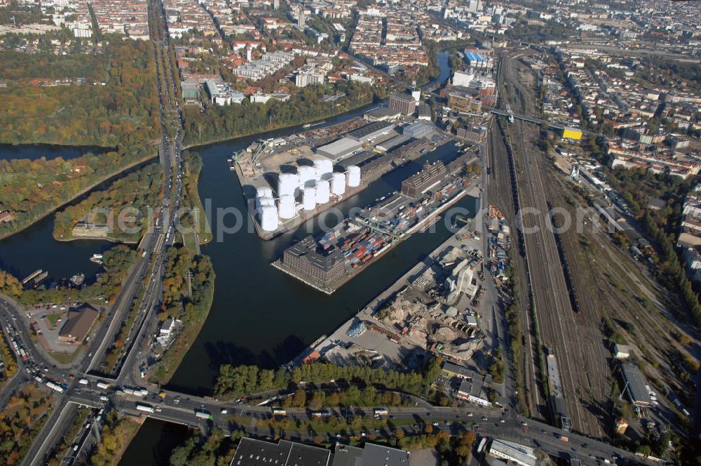 Aerial image Berlin - Der Berliner Westhafen ist ein Binnenhafen im Ortsteil Moabit des Bezirks Mitte. Der Westhafen ist mit einer Fläche von 430.000 m² der größte Hafen der Stadt und ein bedeutender Umschlag- und Lagerplatz für die Binnenschifffahrt. Die Berliner Hafen-und Lagerhausgesellschaft mbH, kurz BEHALA genannt, betreibt in Berlin mehrere Binnenhäfen mit den dazugehörigen Lagerhäusern, dem Güterumschlag, einer Bauschuttentsorgung, den Hafenbahnen, und die Vermietung von Immobilien auf den Hafengeländen. Sie ist ein Eigenbetrieb der Stadt Berlin. Weitere Informationen unter