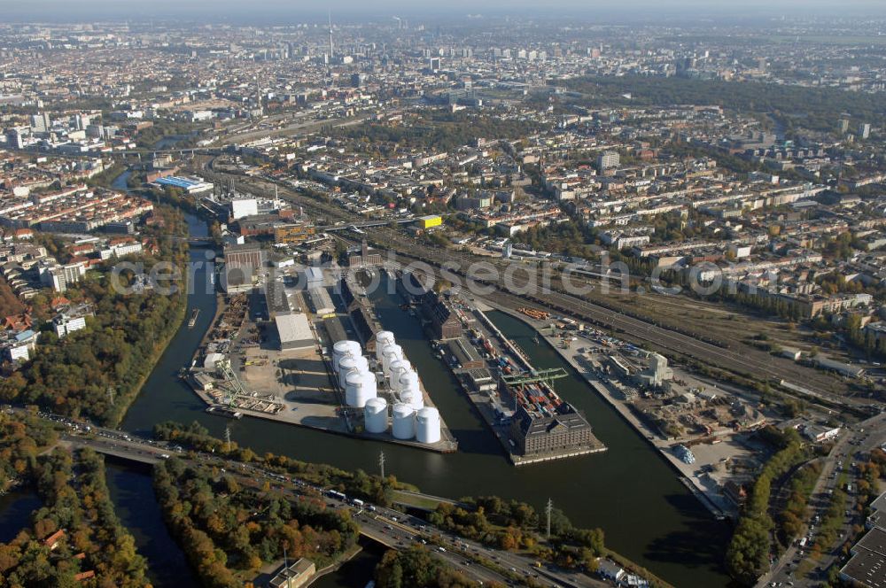 Berlin from the bird's eye view: Der Berliner Westhafen ist ein Binnenhafen im Ortsteil Moabit des Bezirks Mitte. Der Westhafen ist mit einer Fläche von 430.000 m² der größte Hafen der Stadt und ein bedeutender Umschlag- und Lagerplatz für die Binnenschifffahrt. Die Berliner Hafen-und Lagerhausgesellschaft mbH, kurz BEHALA genannt, betreibt in Berlin mehrere Binnenhäfen mit den dazugehörigen Lagerhäusern, dem Güterumschlag, einer Bauschuttentsorgung, den Hafenbahnen, und die Vermietung von Immobilien auf den Hafengeländen. Sie ist ein Eigenbetrieb der Stadt Berlin. Weitere Informationen unter