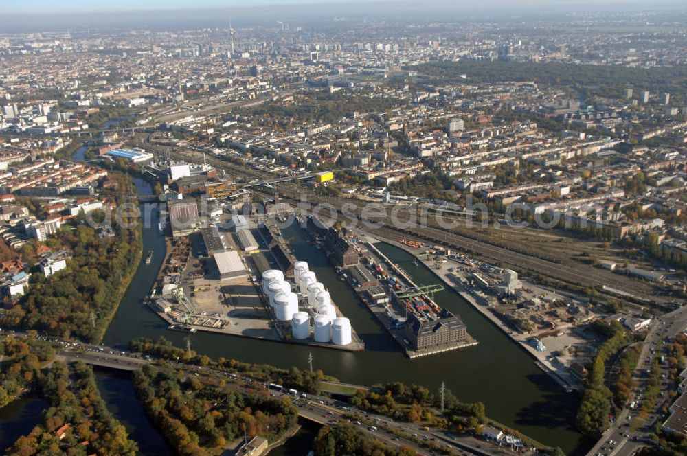 Aerial image Berlin - Der Berliner Westhafen ist ein Binnenhafen im Ortsteil Moabit des Bezirks Mitte. Der Westhafen ist mit einer Fläche von 430.000 m² der größte Hafen der Stadt und ein bedeutender Umschlag- und Lagerplatz für die Binnenschifffahrt. Die Berliner Hafen-und Lagerhausgesellschaft mbH, kurz BEHALA genannt, betreibt in Berlin mehrere Binnenhäfen mit den dazugehörigen Lagerhäusern, dem Güterumschlag, einer Bauschuttentsorgung, den Hafenbahnen, und die Vermietung von Immobilien auf den Hafengeländen. Sie ist ein Eigenbetrieb der Stadt Berlin. Weitere Informationen unter