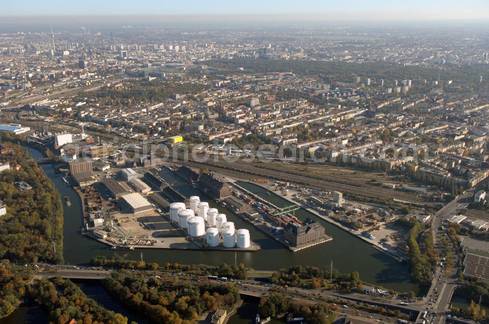 Berlin from above - Der Berliner Westhafen ist ein Binnenhafen im Ortsteil Moabit des Bezirks Mitte. Der Westhafen ist mit einer Fläche von 430.000 m² der größte Hafen der Stadt und ein bedeutender Umschlag- und Lagerplatz für die Binnenschifffahrt. Die Berliner Hafen-und Lagerhausgesellschaft mbH, kurz BEHALA genannt, betreibt in Berlin mehrere Binnenhäfen mit den dazugehörigen Lagerhäusern, dem Güterumschlag, einer Bauschuttentsorgung, den Hafenbahnen, und die Vermietung von Immobilien auf den Hafengeländen. Sie ist ein Eigenbetrieb der Stadt Berlin. Weitere Informationen unter