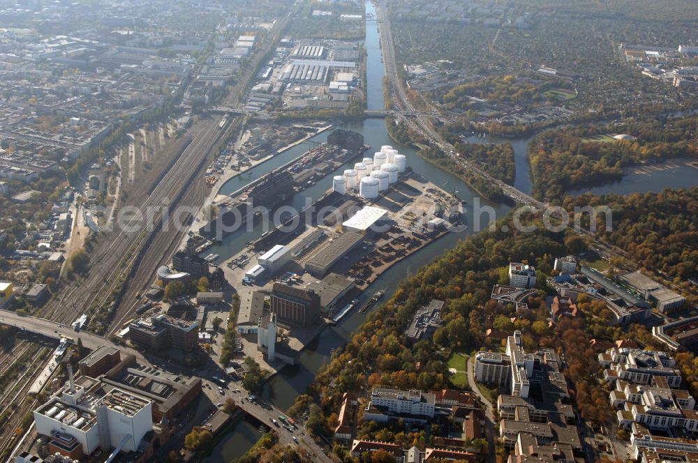 Aerial image Berlin - Der Berliner Westhafen ist ein Binnenhafen im Ortsteil Moabit des Bezirks Mitte. Der Westhafen ist mit einer Fläche von 430.000 m² der größte Hafen der Stadt und ein bedeutender Umschlag- und Lagerplatz für die Binnenschifffahrt. Die Berliner Hafen-und Lagerhausgesellschaft mbH, kurz BEHALA genannt, betreibt in Berlin mehrere Binnenhäfen mit den dazugehörigen Lagerhäusern, dem Güterumschlag, einer Bauschuttentsorgung, den Hafenbahnen, und die Vermietung von Immobilien auf den Hafengeländen. Sie ist ein Eigenbetrieb der Stadt Berlin. Weitere Informationen unter