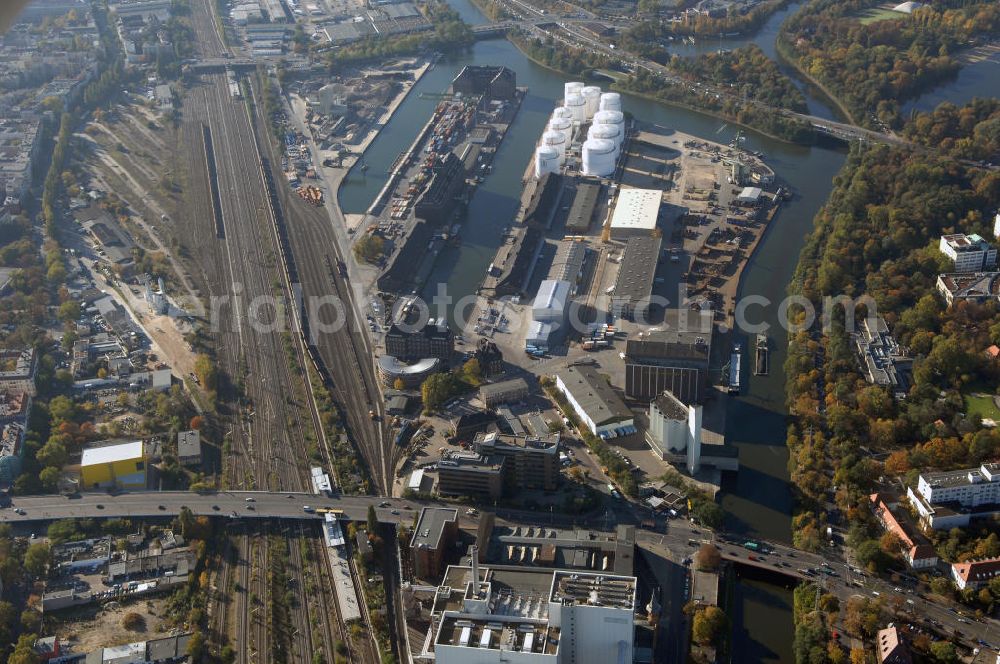 Berlin from above - Der Berliner Westhafen ist ein Binnenhafen im Ortsteil Moabit des Bezirks Mitte. Der Westhafen ist mit einer Fläche von 430.000 m² der größte Hafen der Stadt und ein bedeutender Umschlag- und Lagerplatz für die Binnenschifffahrt. Die Berliner Hafen-und Lagerhausgesellschaft mbH, kurz BEHALA genannt, betreibt in Berlin mehrere Binnenhäfen mit den dazugehörigen Lagerhäusern, dem Güterumschlag, einer Bauschuttentsorgung, den Hafenbahnen, und die Vermietung von Immobilien auf den Hafengeländen. Sie ist ein Eigenbetrieb der Stadt Berlin. Weitere Informationen unter