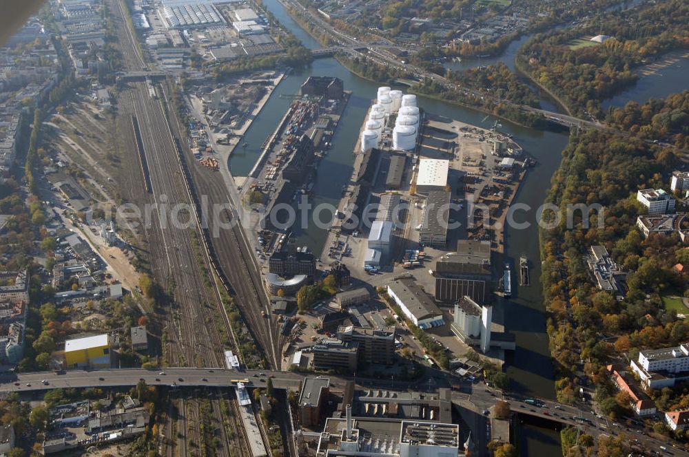 Berlin from the bird's eye view: Der Berliner Westhafen ist ein Binnenhafen im Ortsteil Moabit des Bezirks Mitte. Der Westhafen ist mit einer Fläche von 430.000 m² der größte Hafen der Stadt und ein bedeutender Umschlag- und Lagerplatz für die Binnenschifffahrt. Die Berliner Hafen-und Lagerhausgesellschaft mbH, kurz BEHALA genannt, betreibt in Berlin mehrere Binnenhäfen mit den dazugehörigen Lagerhäusern, dem Güterumschlag, einer Bauschuttentsorgung, den Hafenbahnen, und die Vermietung von Immobilien auf den Hafengeländen. Sie ist ein Eigenbetrieb der Stadt Berlin. Weitere Informationen unter