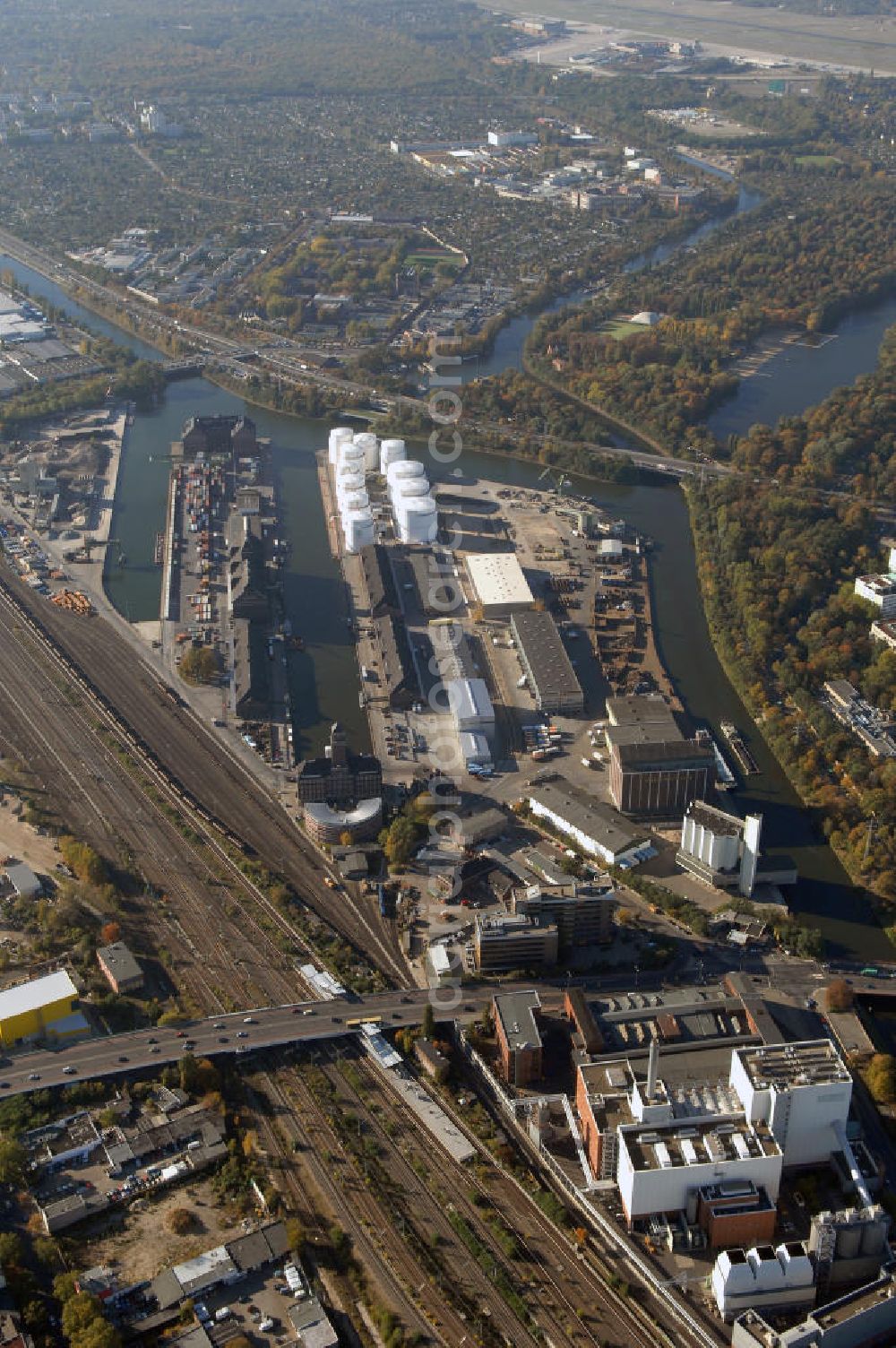 Aerial photograph Berlin - Der Berliner Westhafen ist ein Binnenhafen im Ortsteil Moabit des Bezirks Mitte. Der Westhafen ist mit einer Fläche von 430.000 m² der größte Hafen der Stadt und ein bedeutender Umschlag- und Lagerplatz für die Binnenschifffahrt. Die Berliner Hafen-und Lagerhausgesellschaft mbH, kurz BEHALA genannt, betreibt in Berlin mehrere Binnenhäfen mit den dazugehörigen Lagerhäusern, dem Güterumschlag, einer Bauschuttentsorgung, den Hafenbahnen, und die Vermietung von Immobilien auf den Hafengeländen. Sie ist ein Eigenbetrieb der Stadt Berlin. Weitere Informationen unter