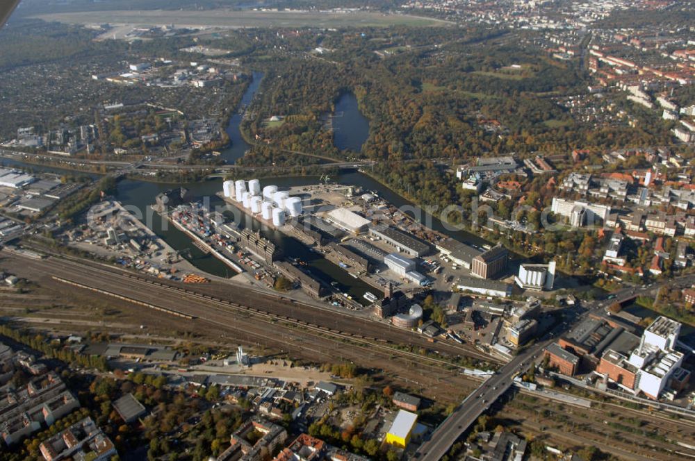 Berlin from the bird's eye view: Der Berliner Westhafen ist ein Binnenhafen im Ortsteil Moabit des Bezirks Mitte. Der Westhafen ist mit einer Fläche von 430.000 m² der größte Hafen der Stadt und ein bedeutender Umschlag- und Lagerplatz für die Binnenschifffahrt. Die Berliner Hafen-und Lagerhausgesellschaft mbH, kurz BEHALA genannt, betreibt in Berlin mehrere Binnenhäfen mit den dazugehörigen Lagerhäusern, dem Güterumschlag, einer Bauschuttentsorgung, den Hafenbahnen, und die Vermietung von Immobilien auf den Hafengeländen. Sie ist ein Eigenbetrieb der Stadt Berlin. Weitere Informationen unter