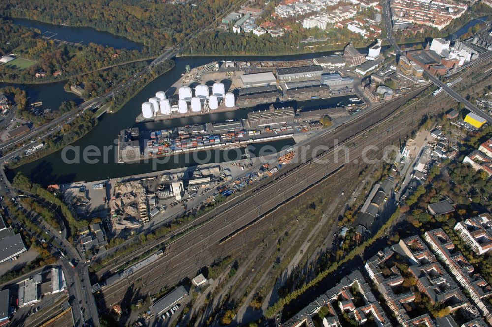 Berlin from above - Der Berliner Westhafen ist ein Binnenhafen im Ortsteil Moabit des Bezirks Mitte. Der Westhafen ist mit einer Fläche von 430.000 m² der größte Hafen der Stadt und ein bedeutender Umschlag- und Lagerplatz für die Binnenschifffahrt. Die Berliner Hafen-und Lagerhausgesellschaft mbH, kurz BEHALA genannt, betreibt in Berlin mehrere Binnenhäfen mit den dazugehörigen Lagerhäusern, dem Güterumschlag, einer Bauschuttentsorgung, den Hafenbahnen, und die Vermietung von Immobilien auf den Hafengeländen. Sie ist ein Eigenbetrieb der Stadt Berlin. Weitere Informationen unter