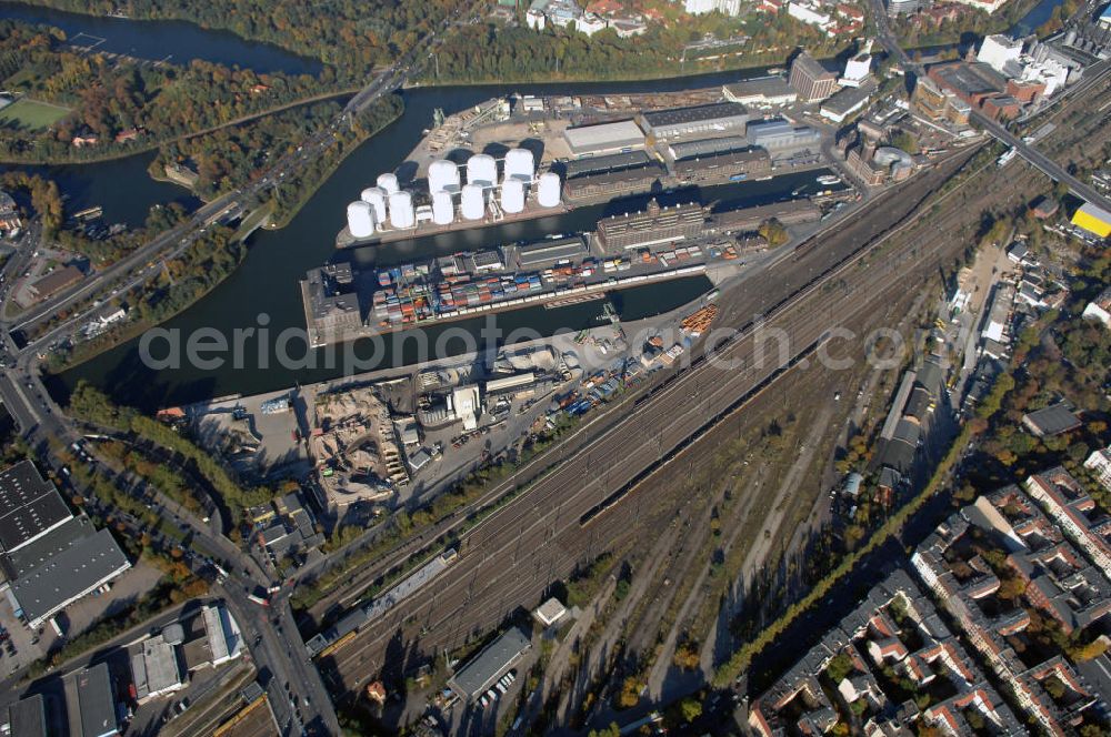 Berlin from the bird's eye view: Der Berliner Westhafen ist ein Binnenhafen im Ortsteil Moabit des Bezirks Mitte. Der Westhafen ist mit einer Fläche von 430.000 m² der größte Hafen der Stadt und ein bedeutender Umschlag- und Lagerplatz für die Binnenschifffahrt. Die Berliner Hafen-und Lagerhausgesellschaft mbH, kurz BEHALA genannt, betreibt in Berlin mehrere Binnenhäfen mit den dazugehörigen Lagerhäusern, dem Güterumschlag, einer Bauschuttentsorgung, den Hafenbahnen, und die Vermietung von Immobilien auf den Hafengeländen. Sie ist ein Eigenbetrieb der Stadt Berlin. Weitere Informationen unter