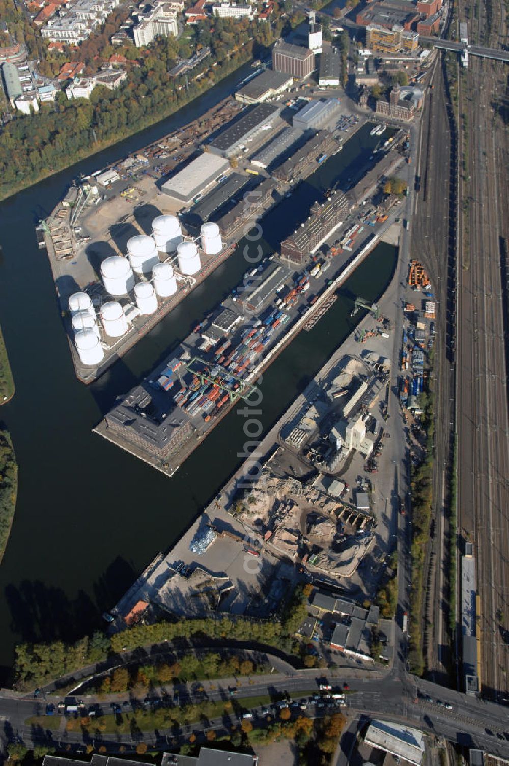 Aerial image Berlin - Der Berliner Westhafen ist ein Binnenhafen im Ortsteil Moabit des Bezirks Mitte. Der Westhafen ist mit einer Fläche von 430.000 m² der größte Hafen der Stadt und ein bedeutender Umschlag- und Lagerplatz für die Binnenschifffahrt. Die Berliner Hafen-und Lagerhausgesellschaft mbH, kurz BEHALA genannt, betreibt in Berlin mehrere Binnenhäfen mit den dazugehörigen Lagerhäusern, dem Güterumschlag, einer Bauschuttentsorgung, den Hafenbahnen, und die Vermietung von Immobilien auf den Hafengeländen. Sie ist ein Eigenbetrieb der Stadt Berlin. Weitere Informationen unter