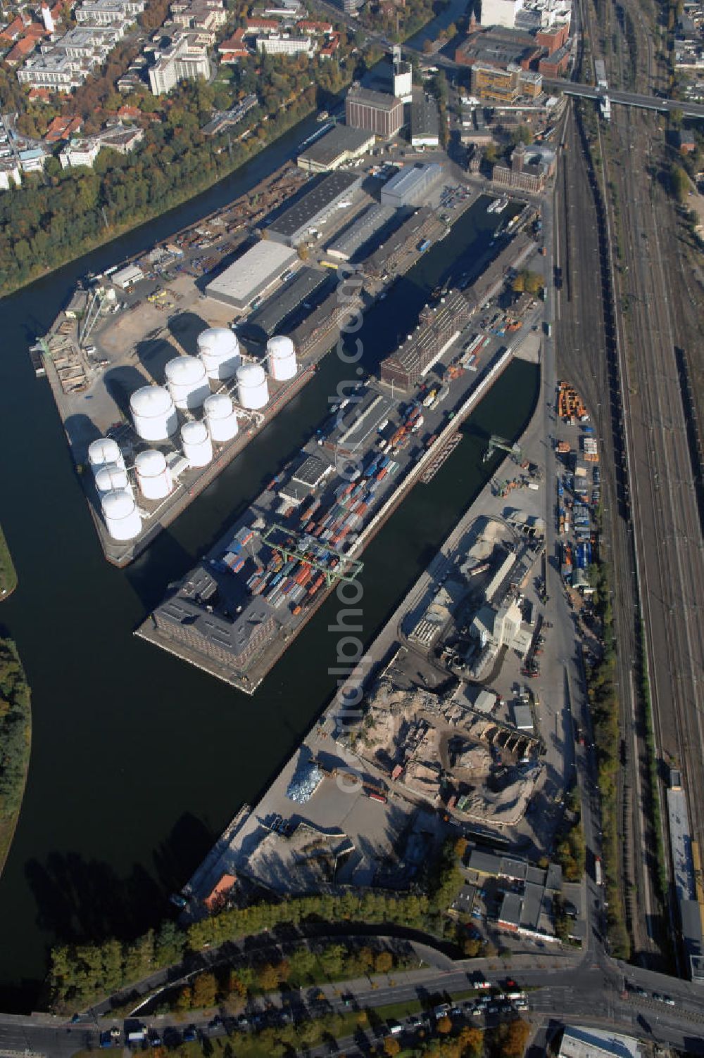 Aerial photograph Berlin - Der Berliner Westhafen ist ein Binnenhafen im Ortsteil Moabit des Bezirks Mitte. Der Westhafen ist mit einer Fläche von 430.000 m² der größte Hafen der Stadt und ein bedeutender Umschlag- und Lagerplatz für die Binnenschifffahrt. Die Berliner Hafen-und Lagerhausgesellschaft mbH, kurz BEHALA genannt, betreibt in Berlin mehrere Binnenhäfen mit den dazugehörigen Lagerhäusern, dem Güterumschlag, einer Bauschuttentsorgung, den Hafenbahnen, und die Vermietung von Immobilien auf den Hafengeländen. Sie ist ein Eigenbetrieb der Stadt Berlin. Weitere Informationen unter