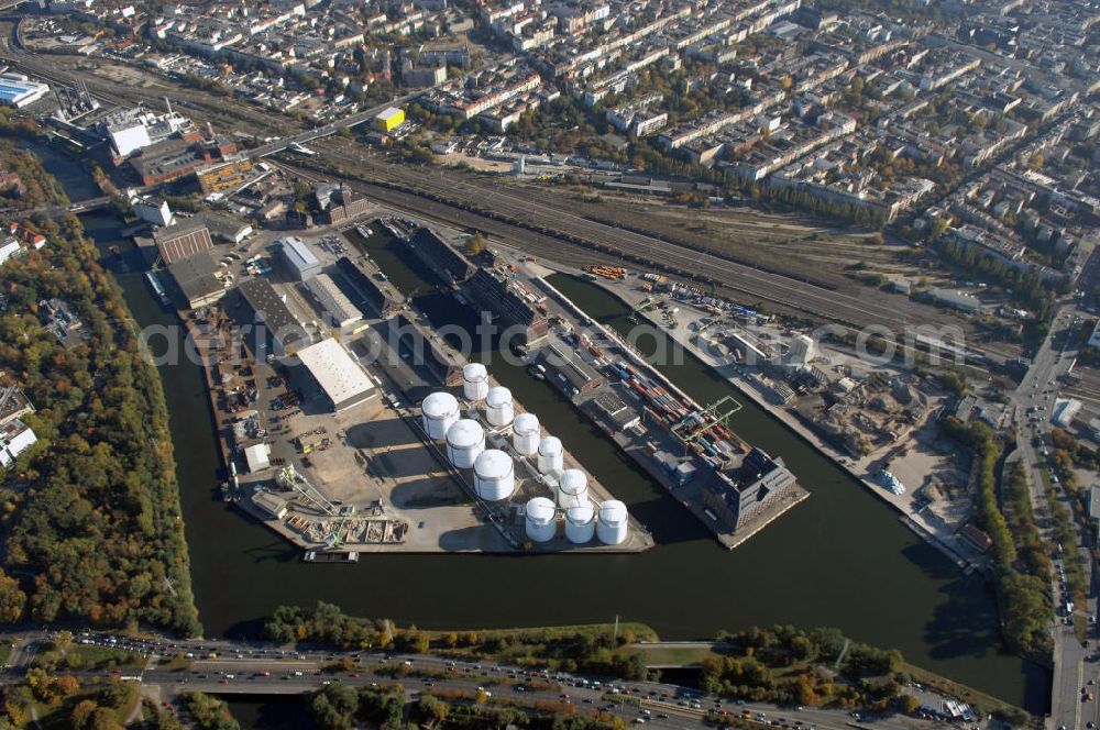 Berlin from above - Der Berliner Westhafen ist ein Binnenhafen im Ortsteil Moabit des Bezirks Mitte. Der Westhafen ist mit einer Fläche von 430.000 m² der größte Hafen der Stadt und ein bedeutender Umschlag- und Lagerplatz für die Binnenschifffahrt. Die Berliner Hafen-und Lagerhausgesellschaft mbH, kurz BEHALA genannt, betreibt in Berlin mehrere Binnenhäfen mit den dazugehörigen Lagerhäusern, dem Güterumschlag, einer Bauschuttentsorgung, den Hafenbahnen, und die Vermietung von Immobilien auf den Hafengeländen. Sie ist ein Eigenbetrieb der Stadt Berlin. Weitere Informationen unter