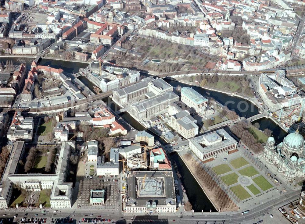 Aerial photograph Berlin - Berliner Zeughaus mit dem Lustgarten und dem Berliner Dom sowie den Baustellen an der Museumsinsel in Berlin- Mitte.