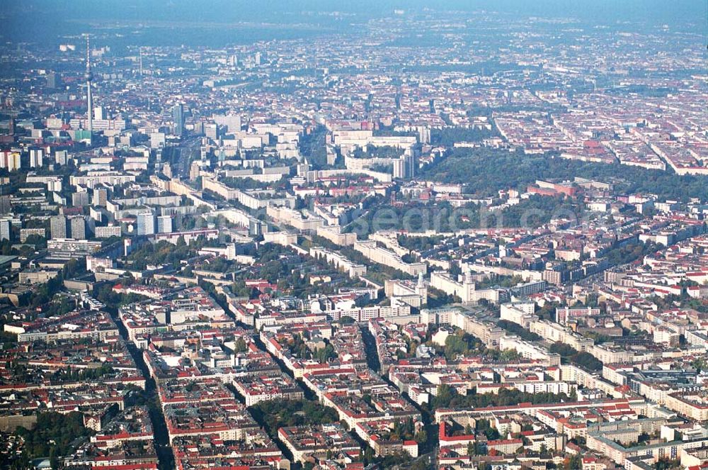 Berlin-Friedrichshain from the bird's eye view: 11.10.2005 Berlin Blick auf den Stadtteil Friedrichshain mit Volkspark Friedrichshain und dem Fernsehturm im Hintergrund