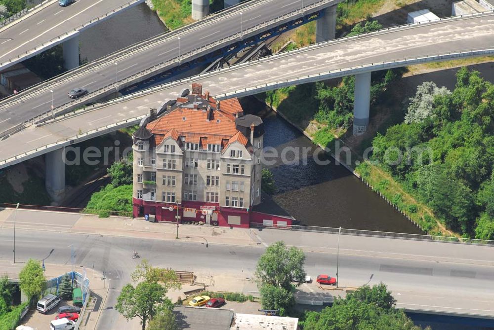 Berlin from above - Berlins verkehrsgünstigst gelegenes Haus, die Rattenburg Gottlieb-Dunkel-Straße 19. Sie sollte schon mehrmals abgerissen werden, so zum Bau der A100 in den 70ern und zur Vergrößerung des Teltow-Kanals in den 90ern. Doch Eigentümer und Mieter haben sich erfolgreich zur Wehr gesetzt: Statt Abriss wurde das Fundament aufwendig saniert.