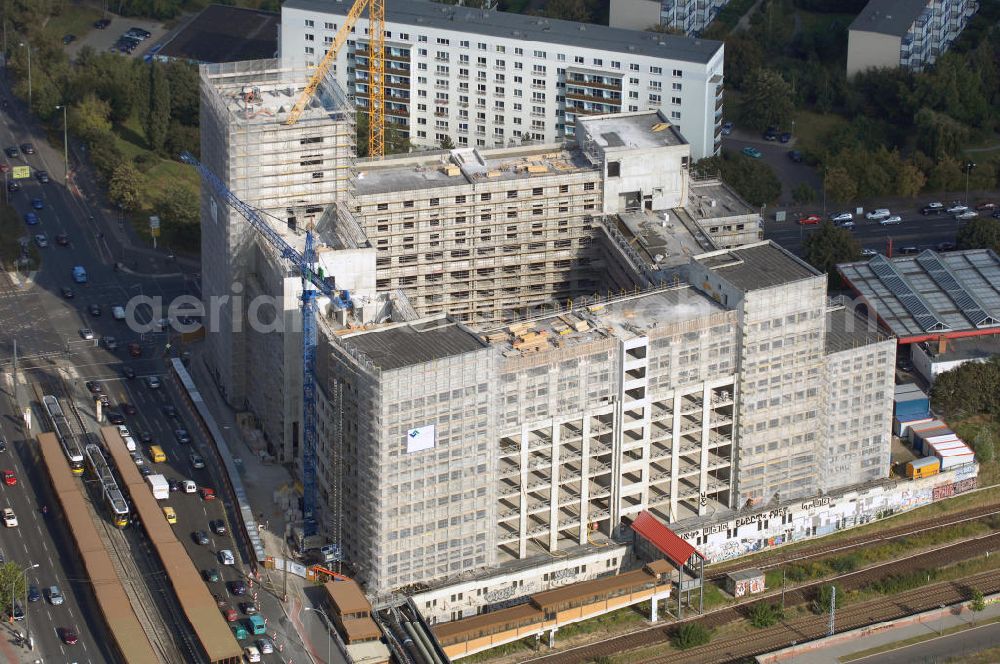 Berlin from above - Berlins größte Bauruine, die bis zu zwölf Stockwerke hohen „Landsberger Arkaden, dem künftigen Hotel Andels Berlin“ an der Landsberger Allee, sollen fertiggebaut und zum Konferenz- und Entertainment-Hotel mit 500 Zimmern werden. Für das Vier-Sterne-Haus ist auch schon ein Betreiber im Gespräch. In zwei Jahren könnte das Gebäude fertiggestellt seUBM Realitätenentwicklung AG Wien +4350 6261471 ubm@at, WARIMPEX Finanz- u. Beteiligungsgesellschaft AG +43 13105500 office@warimpex.com, geplante Betreiber: Vienna International Dresdner Str. 87 in A-1200 Wien Frau Scheiring presse@vi-hotel.com.