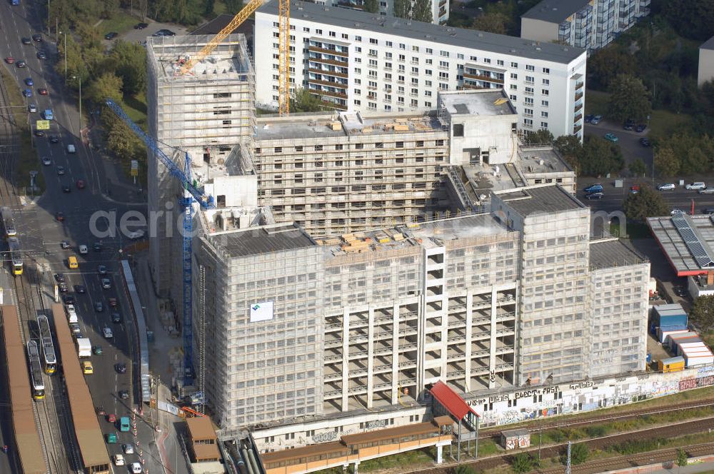 Berlin from the bird's eye view: Berlins größte Bauruine, die bis zu zwölf Stockwerke hohen „Landsberger Arkaden, dem künftigen Hotel Andels Berlin“ an der Landsberger Allee, sollen fertiggebaut und zum Konferenz- und Entertainment-Hotel mit 500 Zimmern werden. Für das Vier-Sterne-Haus ist auch schon ein Betreiber im Gespräch. In zwei Jahren könnte das Gebäude fertiggestellt seUBM Realitätenentwicklung AG Wien +4350 6261471 ubm@at, WARIMPEX Finanz- u. Beteiligungsgesellschaft AG +43 13105500 office@warimpex.com, geplante Betreiber: Vienna International Dresdner Str. 87 in A-1200 Wien Frau Scheiring presse@vi-hotel.com.