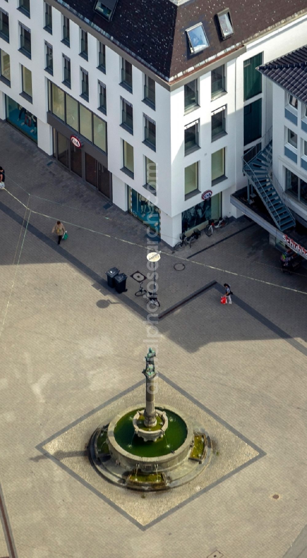 Lippstadt from the bird's eye view: View of the fountain Bernhardbrunnen in Lippstadt in the state North Rhine-Westphalia