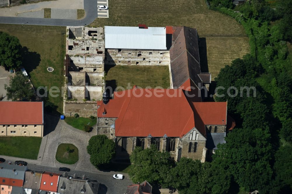 Aerial image Nienburg (Saale) - Remains of the former monastery and the church of Nienburg (Saale) in the state of Saxony-Anhalt