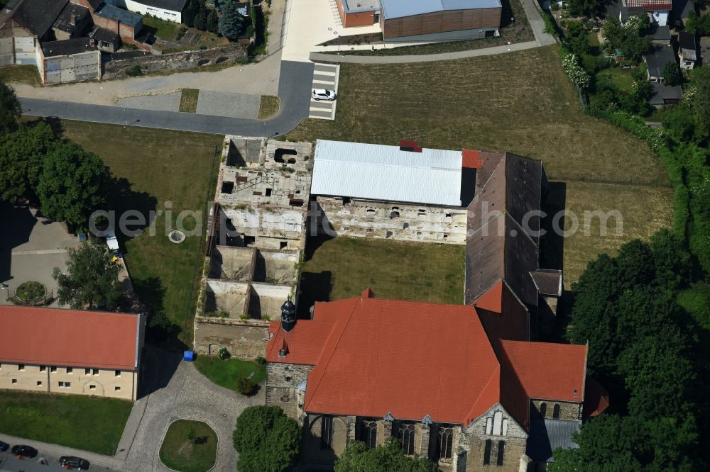 Aerial photograph Nienburg (Saale) - Remains of the former monastery and the church of Nienburg (Saale) in the state of Saxony-Anhalt