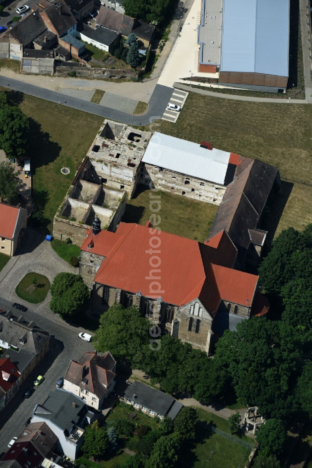 Nienburg (Saale) from the bird's eye view: Remains of the former monastery and the church of Nienburg (Saale) in the state of Saxony-Anhalt