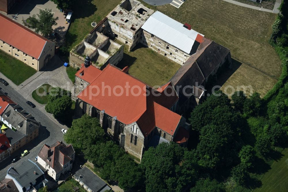 Aerial image Nienburg (Saale) - Remains of the former monastery and the church of Nienburg (Saale) in the state of Saxony-Anhalt