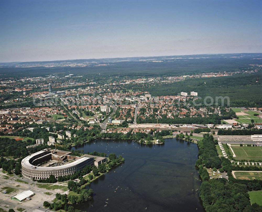 NÜRNBERG from above - Blick auf das ehem. Reichsparteitagsgelände, einem Areal im Südosten Nürnbergs, auf dem von 1933 bis 1938 die Reichsparteitage der NSDAP abgehalten wurden. Der Gesamtentwurf für die Gestaltung des Geländes stammt von Albert Speer und umfasst eine Gesamtfläche von über 11 km². Einige der Kolossalbauten wurden ganz oder teilweise fertiggestellt und sind noch heute zu besichtigen.Der Torso der Kongreßhalle ragt in den Dutzendteich. Ganz rechts sind Teile der Tribüne des Zeppelinfeldes sichtbar.