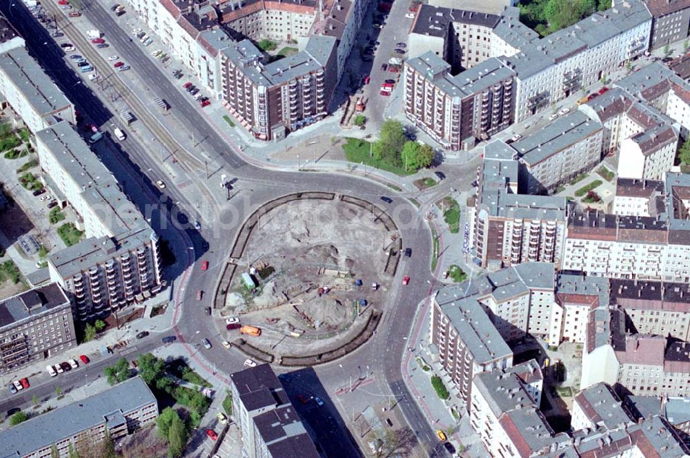 Berlin from the bird's eye view: 01.05.1995 Bersarin-Platz, Berlin Friedrichshain