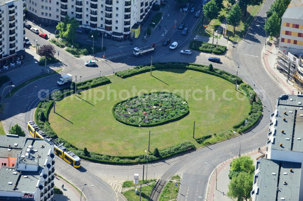 Aerial image Berlin Friedrichshain - Der Bersarinplatz ist ein Stadtplatz in Berlin-Friedrichshain. The town square Bersarinplatz in the quarter Friedrichshain.