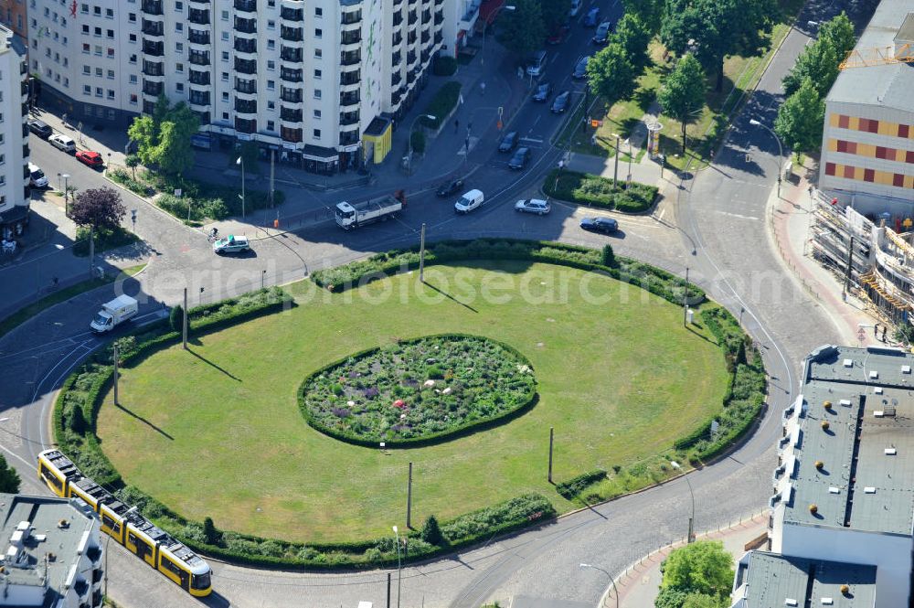 Aerial photograph Berlin Friedrichshain - Der Bersarinplatz ist ein Stadtplatz in Berlin-Friedrichshain. The town square Bersarinplatz in the quarter Friedrichshain.