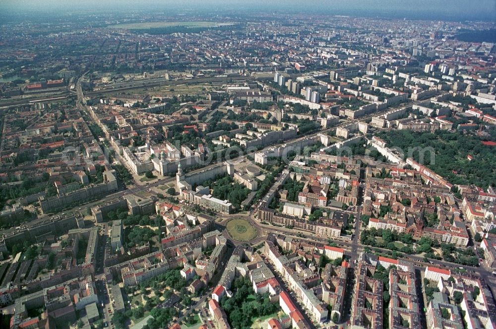 Aerial image Berlin - The Bersarinplatz in the district Berlin-Friedrichshain Berlin is characterized by its roundabout and the star-shaped branching roads in the surrounding residential areas that have been built here and partly in the early days and partly in the postwar period. Architecturally unique to Berlin is the development at Frankfurter Tor and this passing of Karl-Marx-Allee. It was here that the reconstruction after the second World War Boulevard in the architectural style of the Socialist Classicism also called gingerbread style