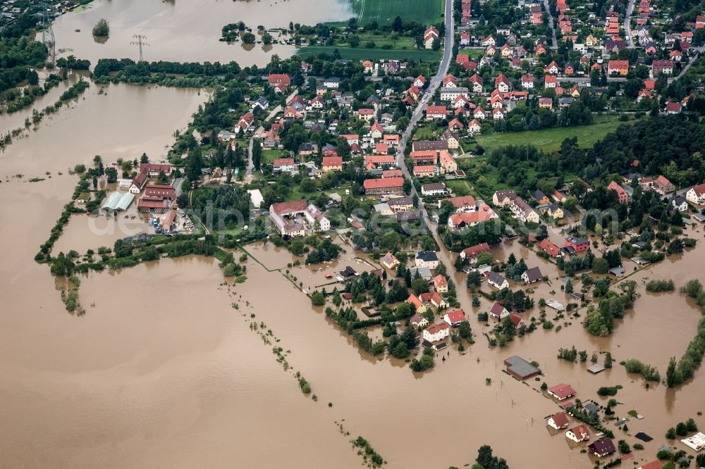 Aerial photograph Heidenau - Flooding due to high water on the Elbe river in Heidenau in the state of Saxony. View from the north shore into Heidenau centre. Streets and recreation areas are flooded